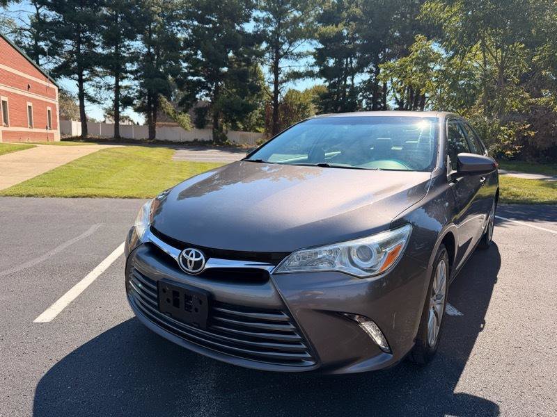 Used 2015 Toyota Camry XLE w/ Moonroof Package FWD image 2