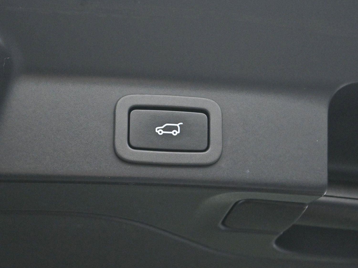 Used 2017 Jaguar F-PACE Premium image 10