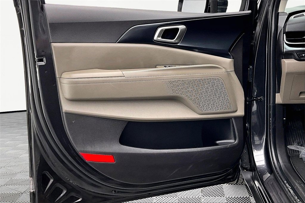 Used 2025 Kia Carnival image 23