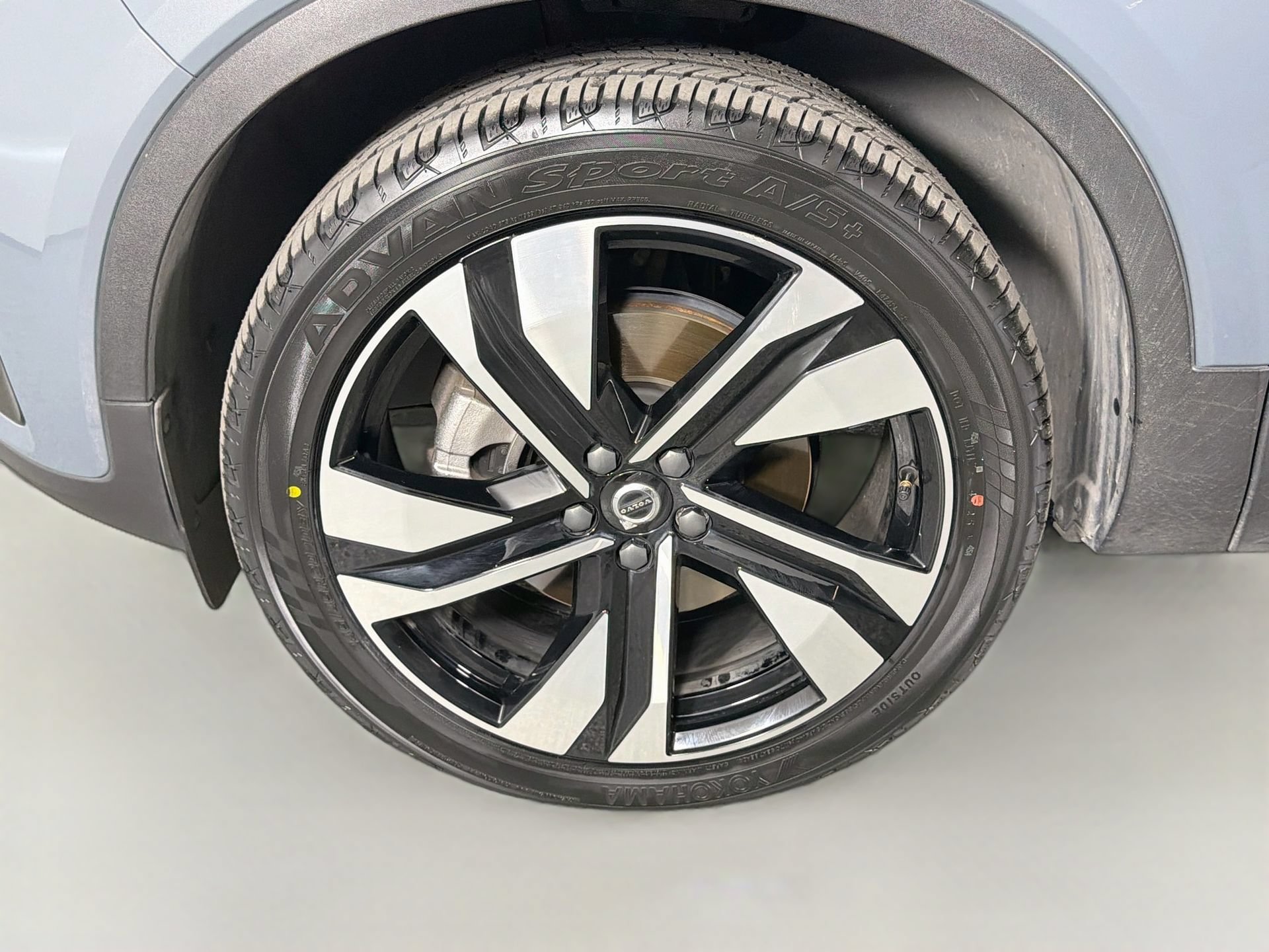 Certified 2023 Volvo XC40 B5 Plus w/ Climate Package AWD/4WD image 32