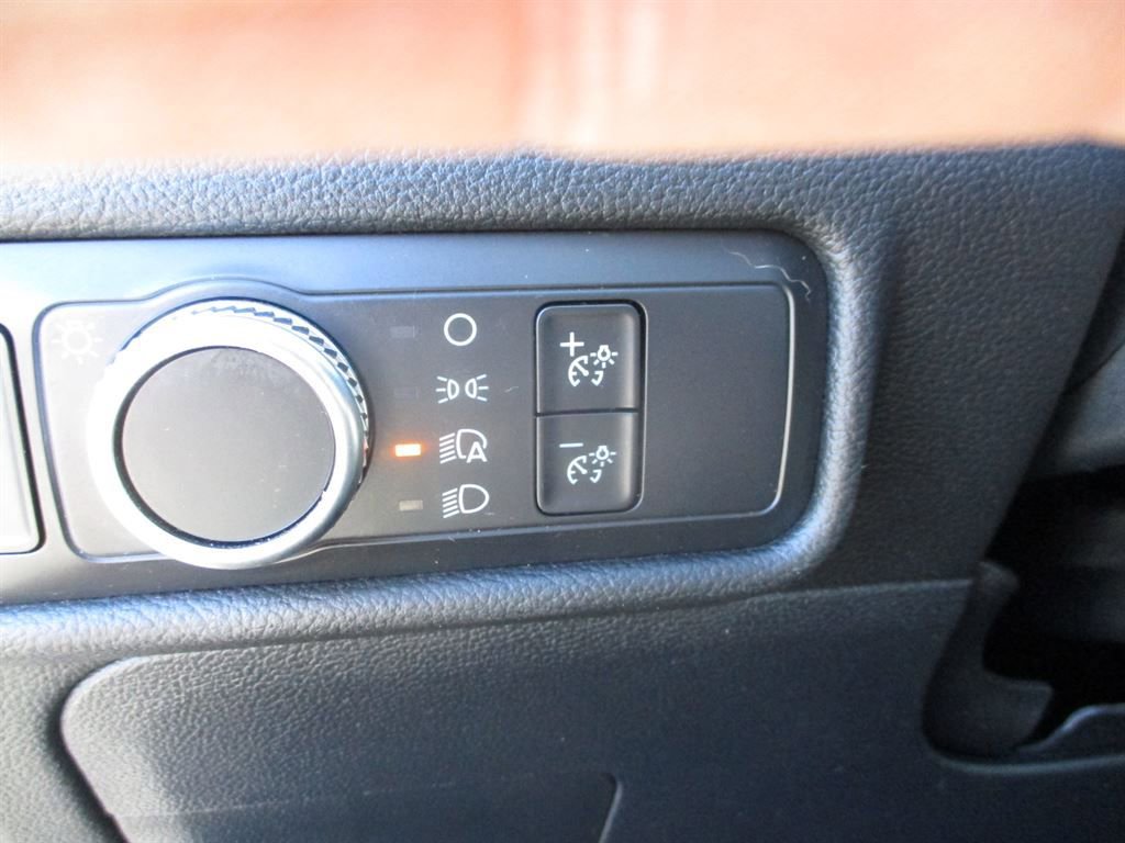 Used 2020 Ford Explorer XLT image 7