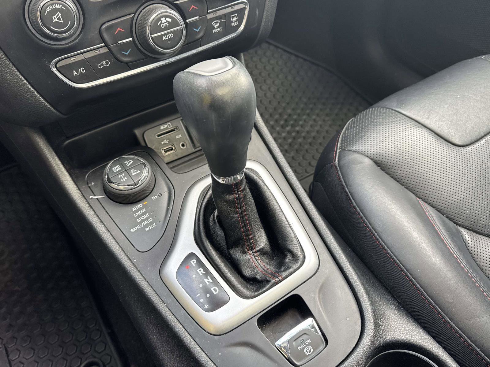 Used 2017 Jeep Cherokee Trailhawk image 29