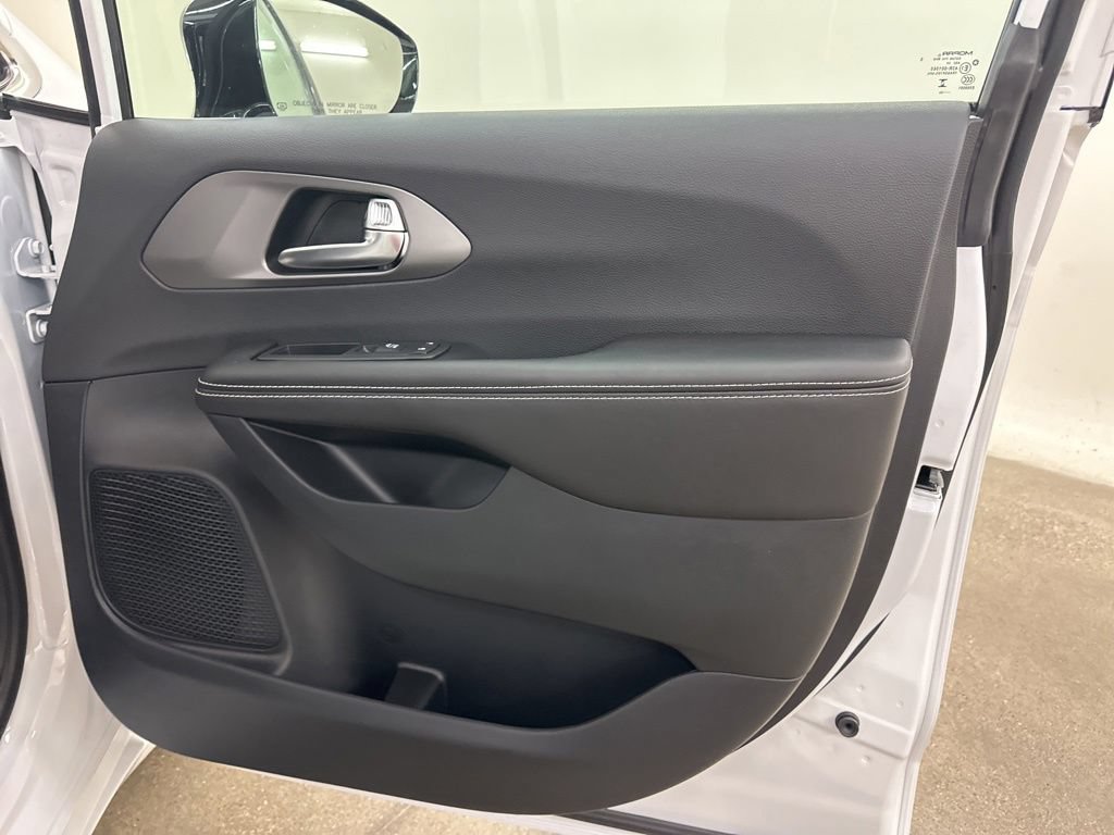 New 2027 Chrysler Pacifica Select FWD image 20