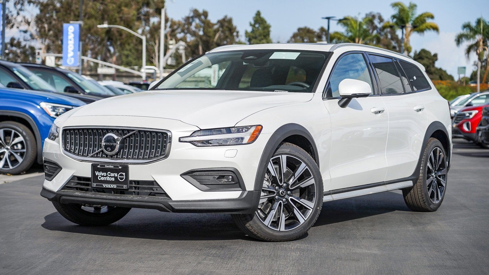 New 2025 Volvo V60 B5 Cross Country Ultra w/ Protection Package Premier