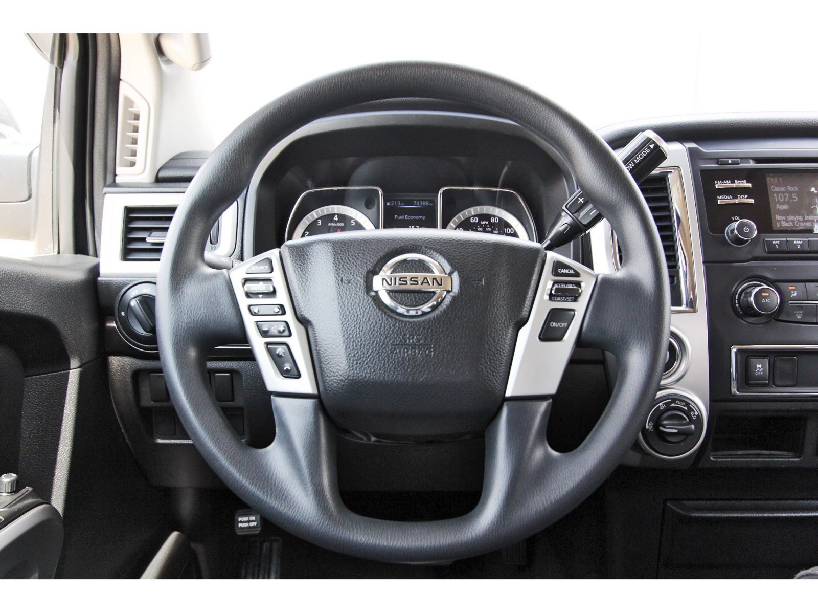 Used 2018 Nissan Titan SV AWD/4WD image 15