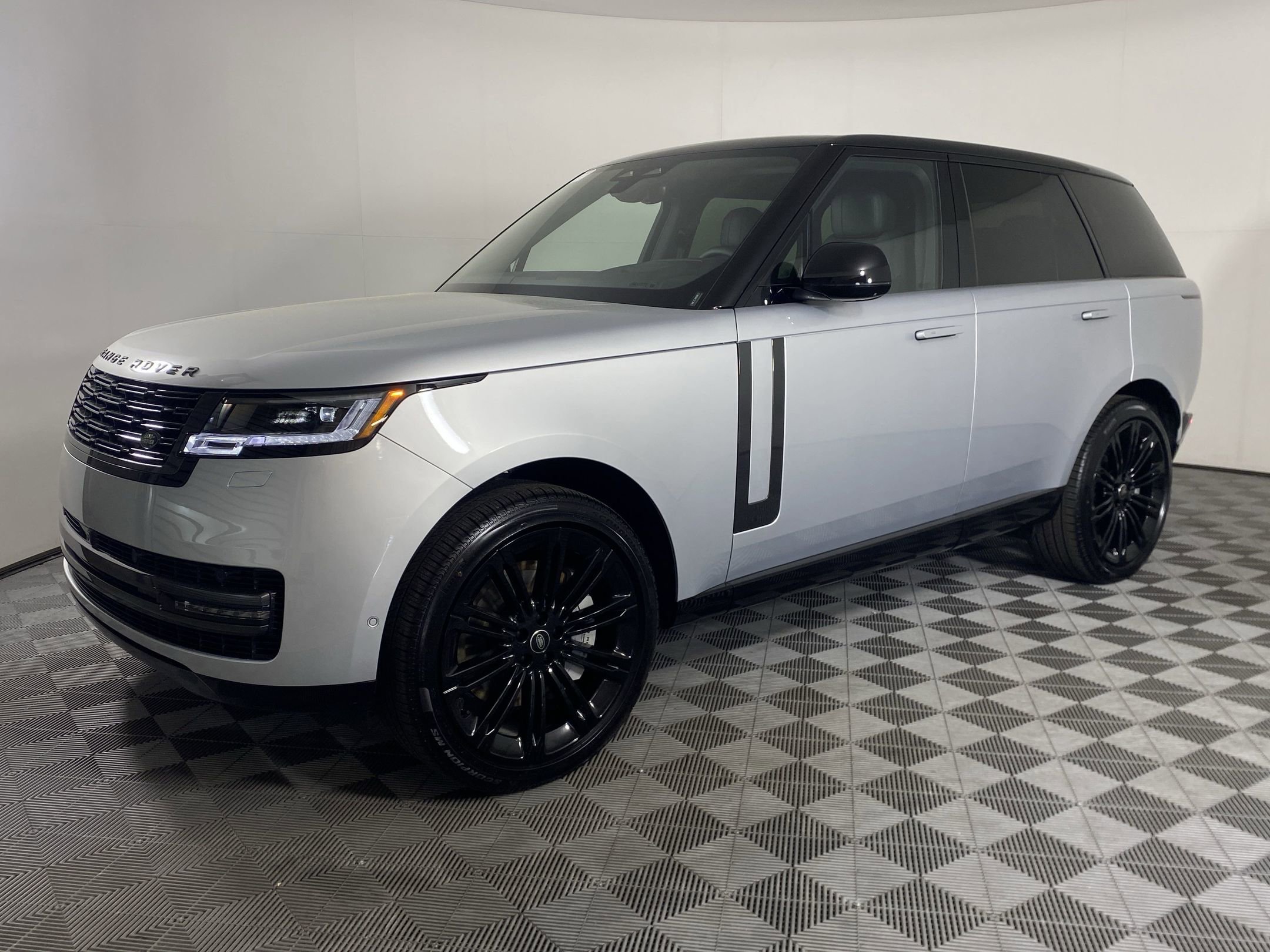 New 2025 Land Rover Range Rover SE