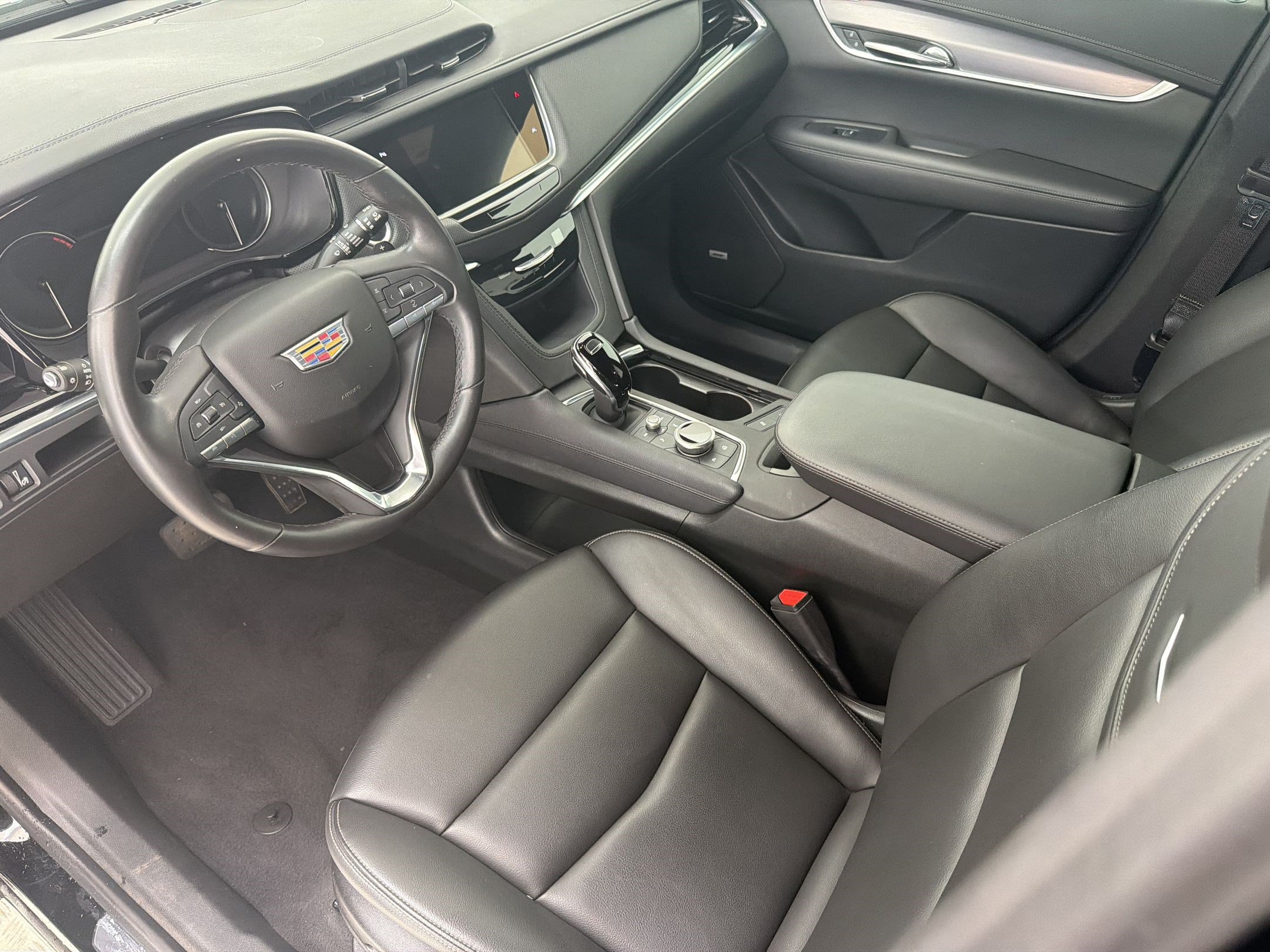Used 2025 Cadillac XT6 Luxury FWD image 4