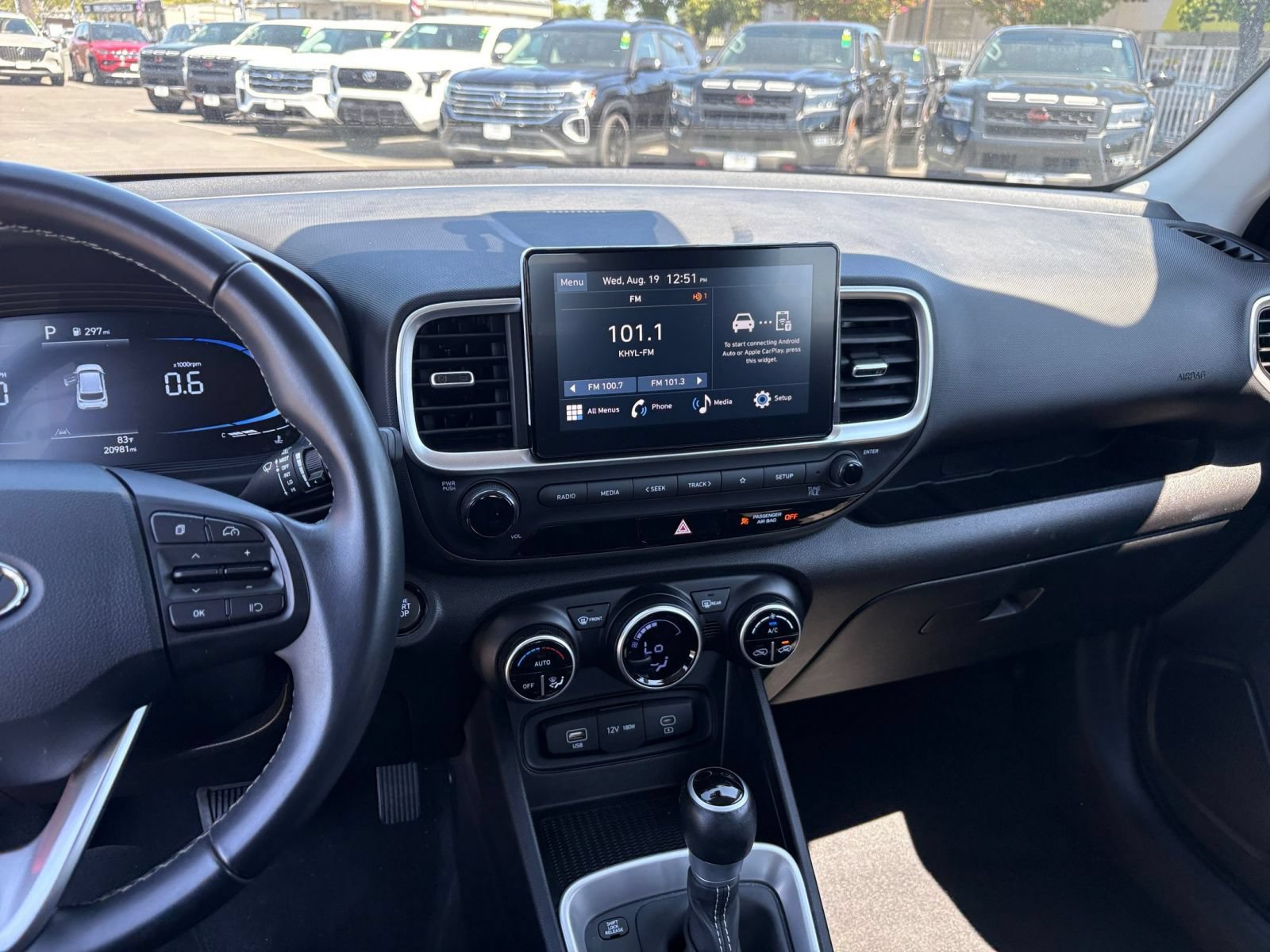 Used 2025 Hyundai Venue SEL FWD image 17
