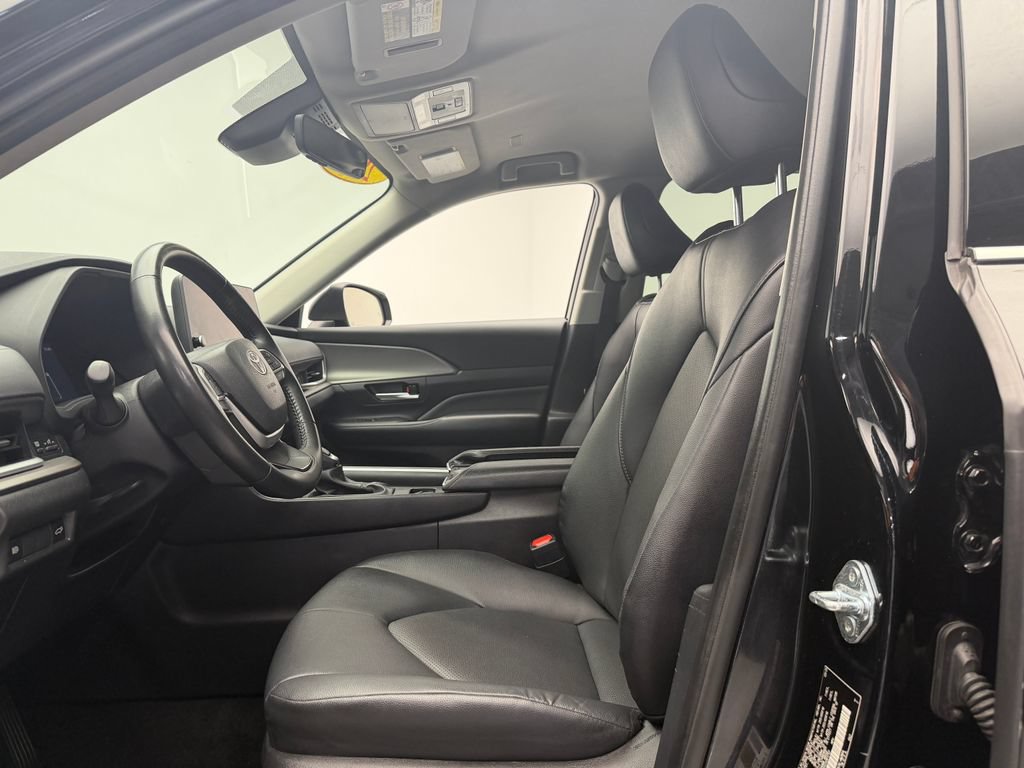 Used 2025 Toyota Grand Highlander AWD image 13