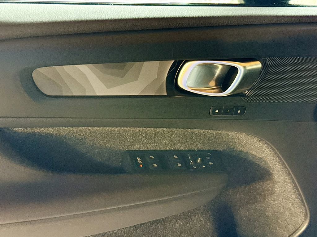 Used 2023 Volvo XC40 Recharge Plus image 19