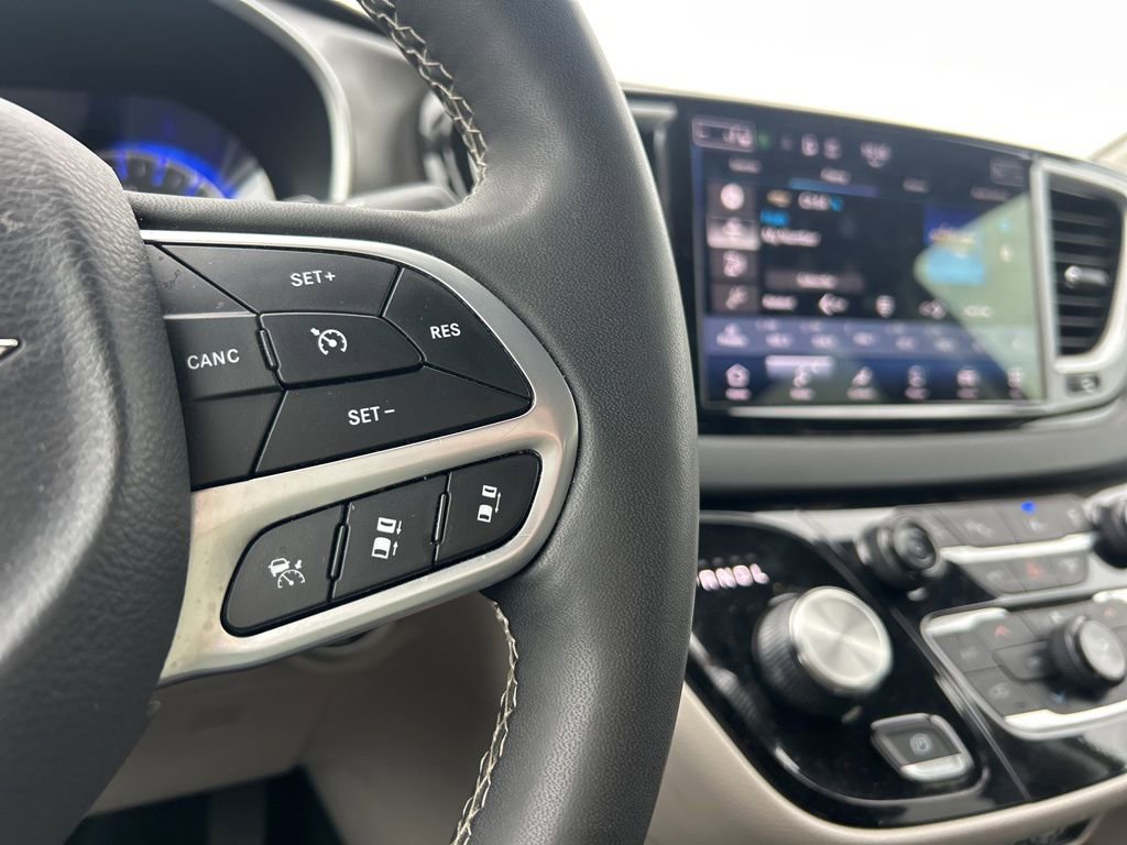 Certified 2024 Chrysler Pacifica Touring-L FWD image 13