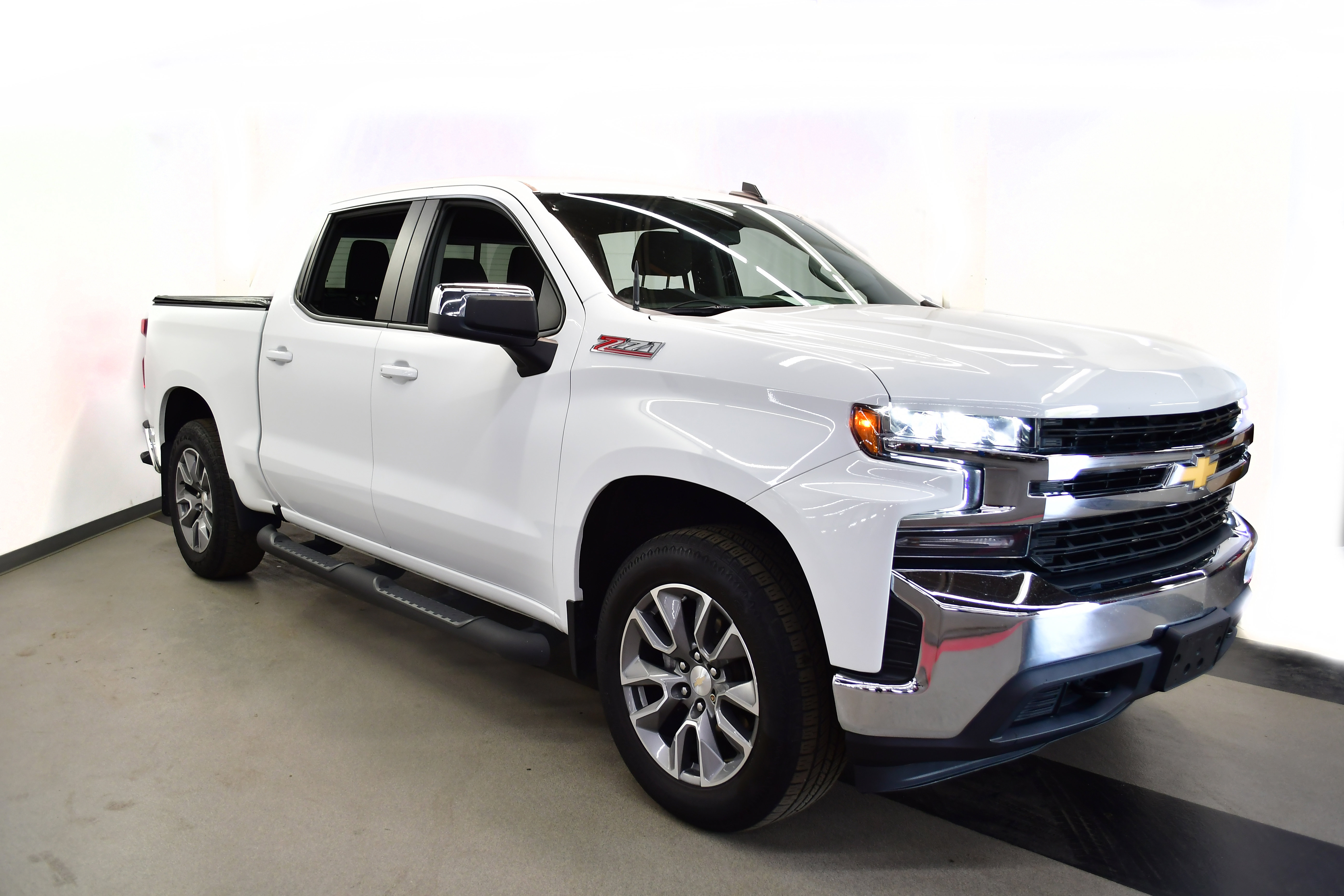 Used 2022 Chevrolet Silverado 1500 LT AWD/4WD image 2