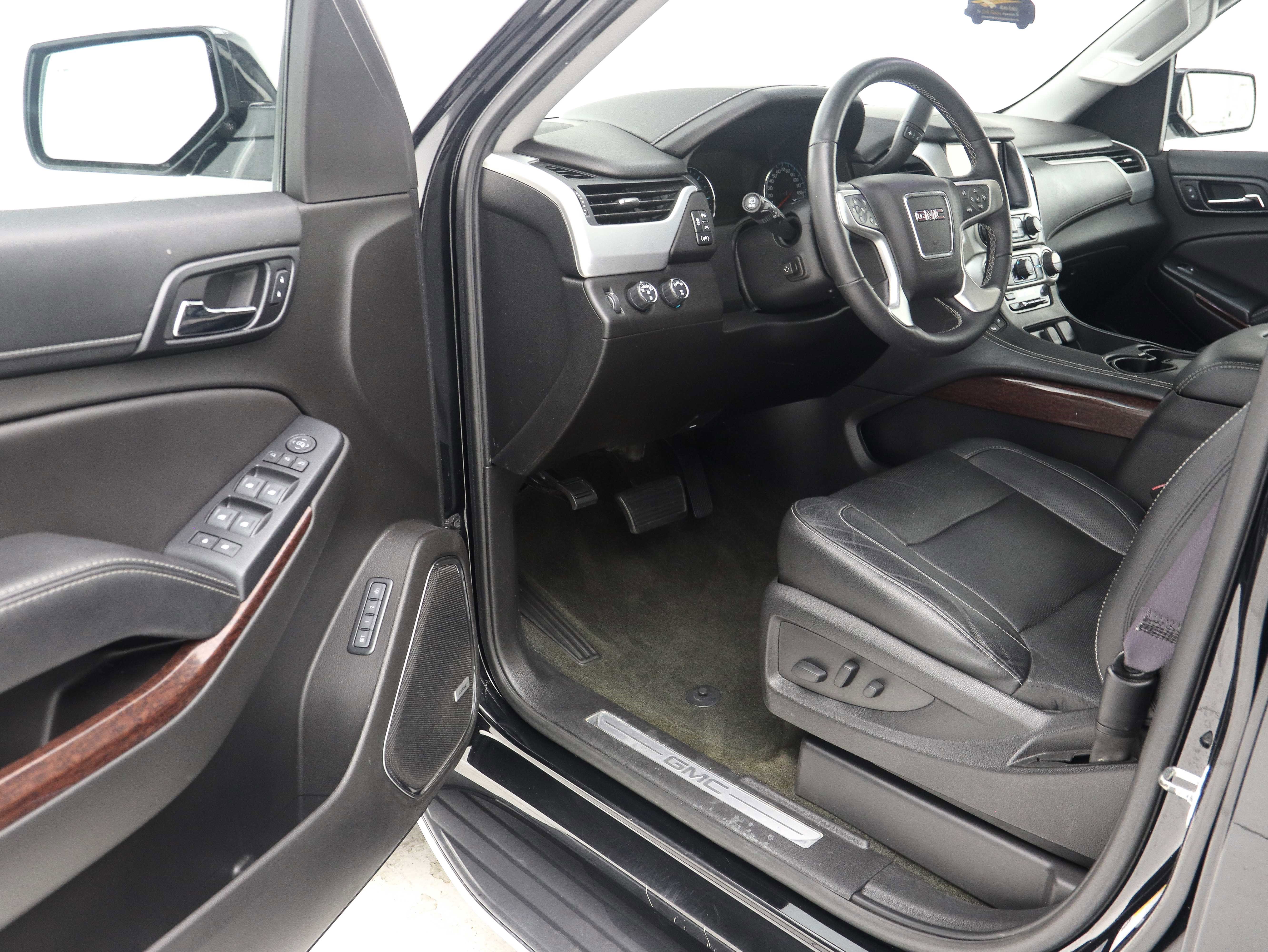 Used 2017 GMC Yukon XL SLT w/ Open Road Package AWD/4WD image 24