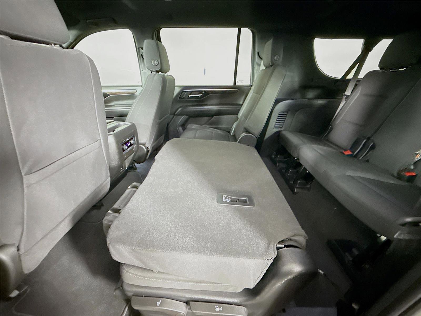 Used 2025 Chevrolet Suburban LS RWD image 17