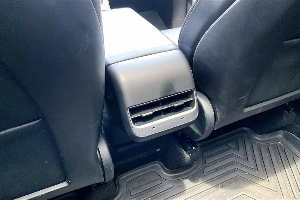 Used 2022 Tesla Model Y Long Range AWD/4WD image 25