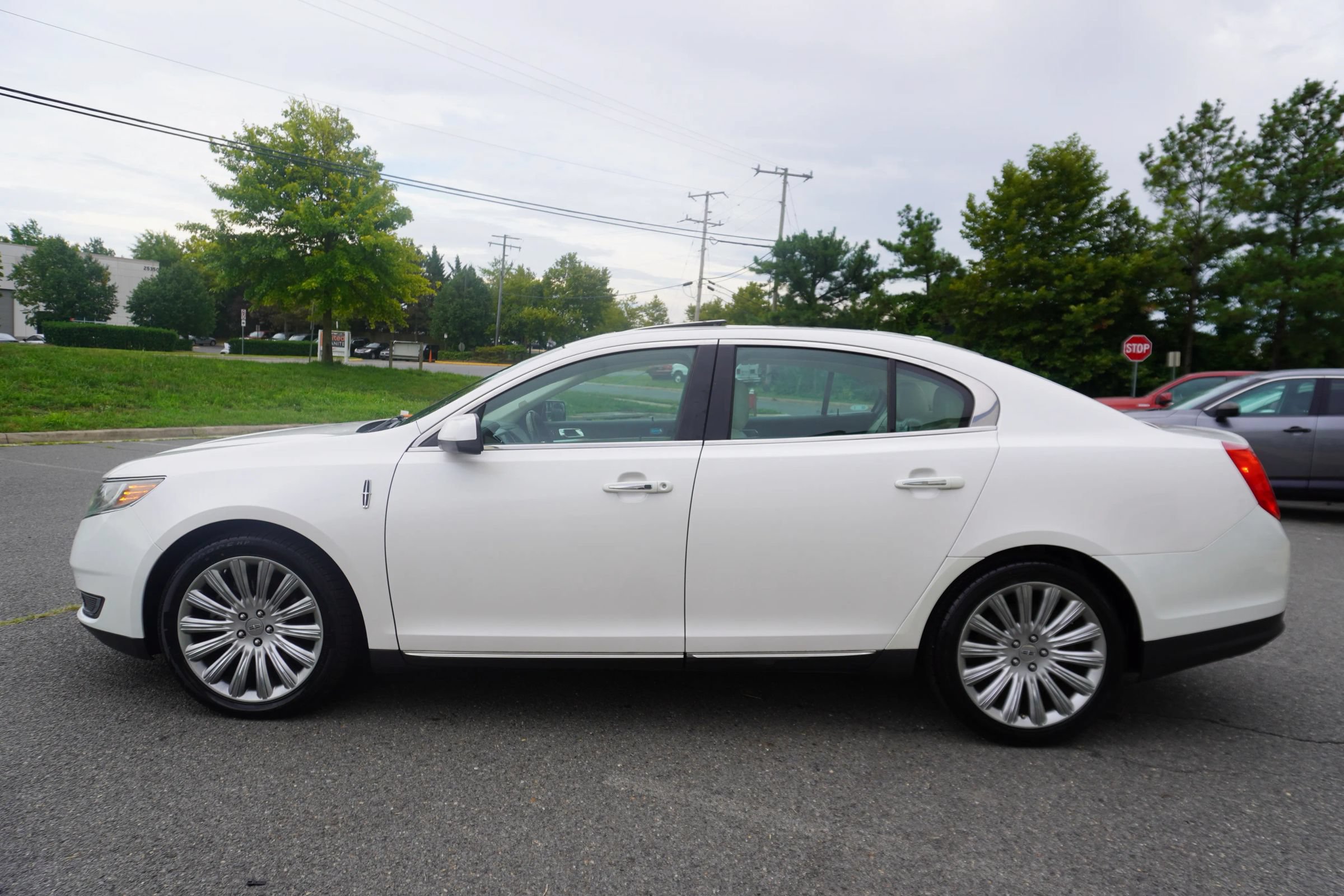 Used 2013 Lincoln MKS FWD image 4