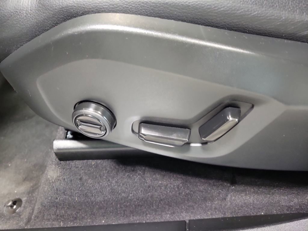 Used 2025 Volvo XC90 B5 Core image 50