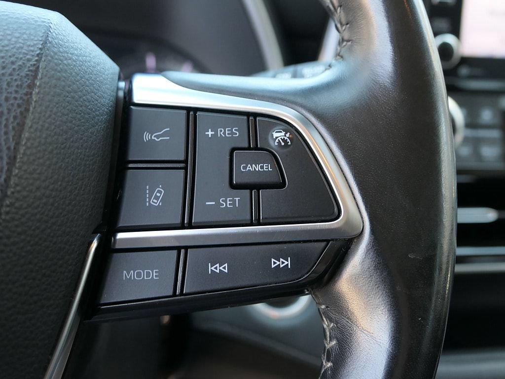 Used 2021 Toyota Highlander XLE FWD image 17