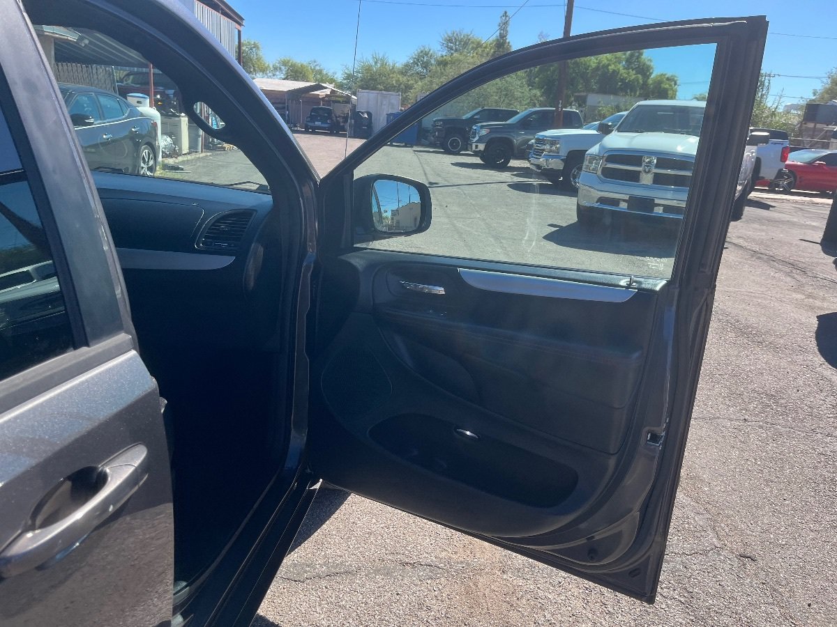 Used 2016 Dodge Grand Caravan R/T w/ Driver Convenience Group FWD image 39