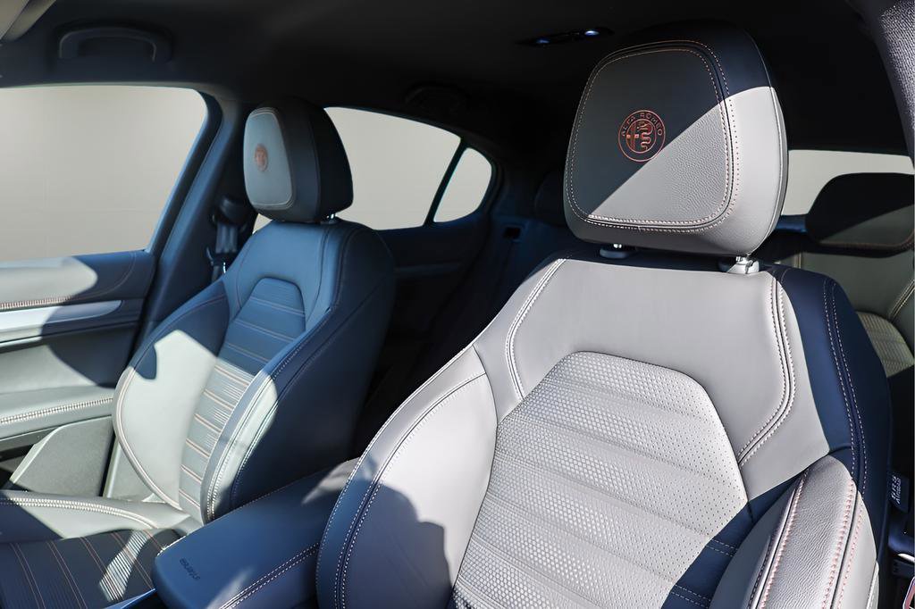 New 2025 Alfa Romeo Stelvio Sprint image 9
