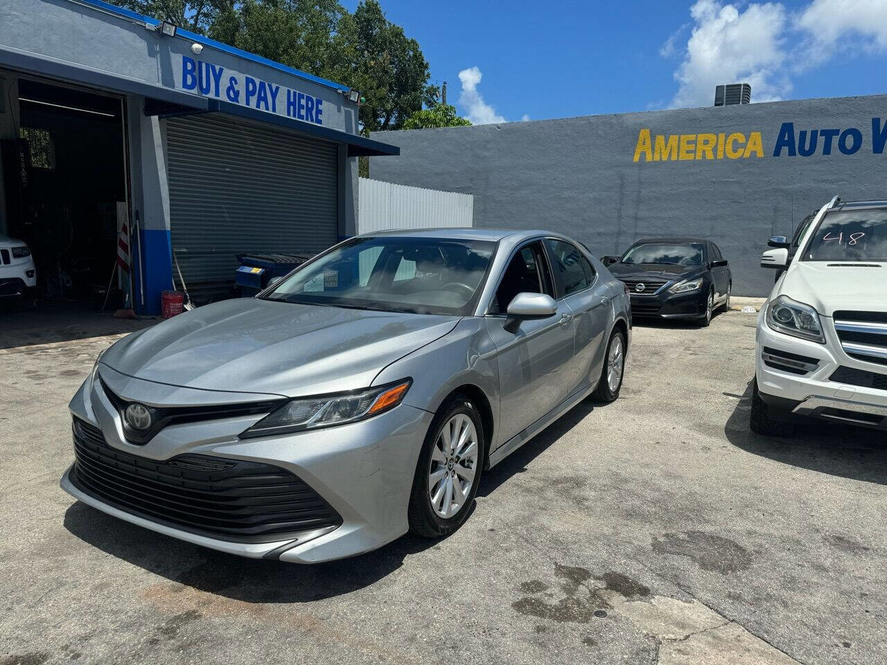 Used 2018 Toyota Camry LE image 1