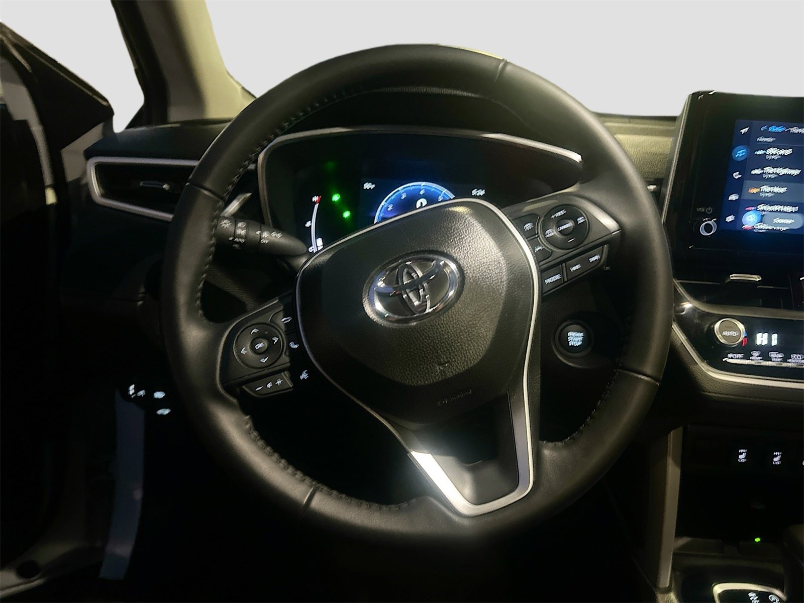 Used 2025 Toyota Corolla Cross XLE image 11