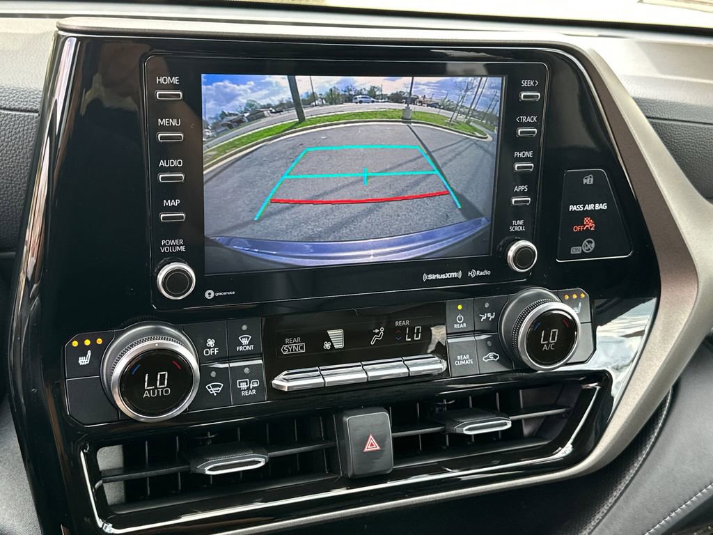 Used 2020 Toyota Highlander XLE image 29