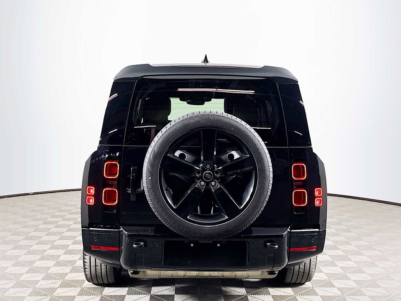 Used 2025 Land Rover Defender 130 X-Dynamic SE image 6