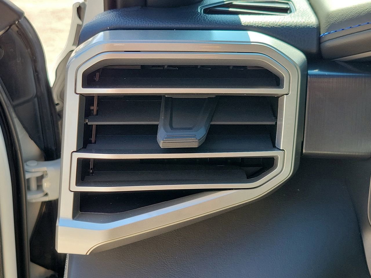 Used 2025 Toyota Tundra Platinum image 32