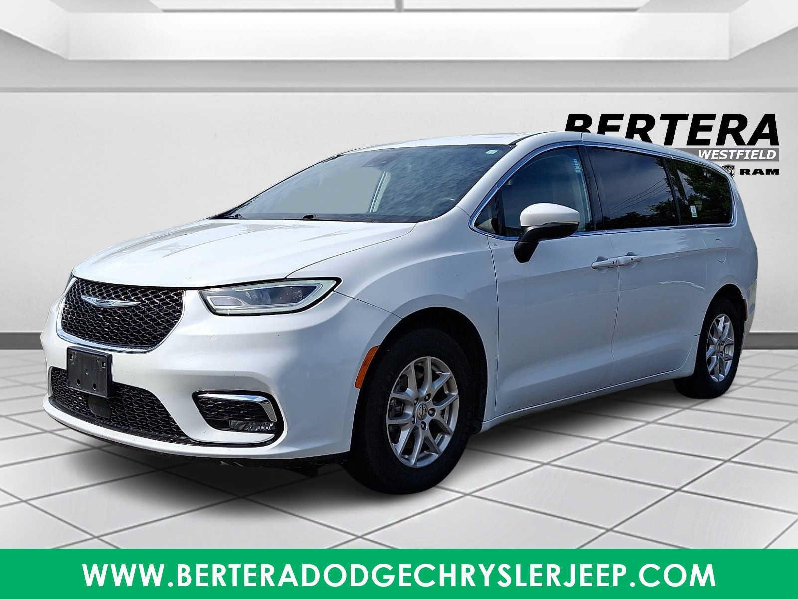 Certified 2023 Chrysler Pacifica Touring-L FWD image 3