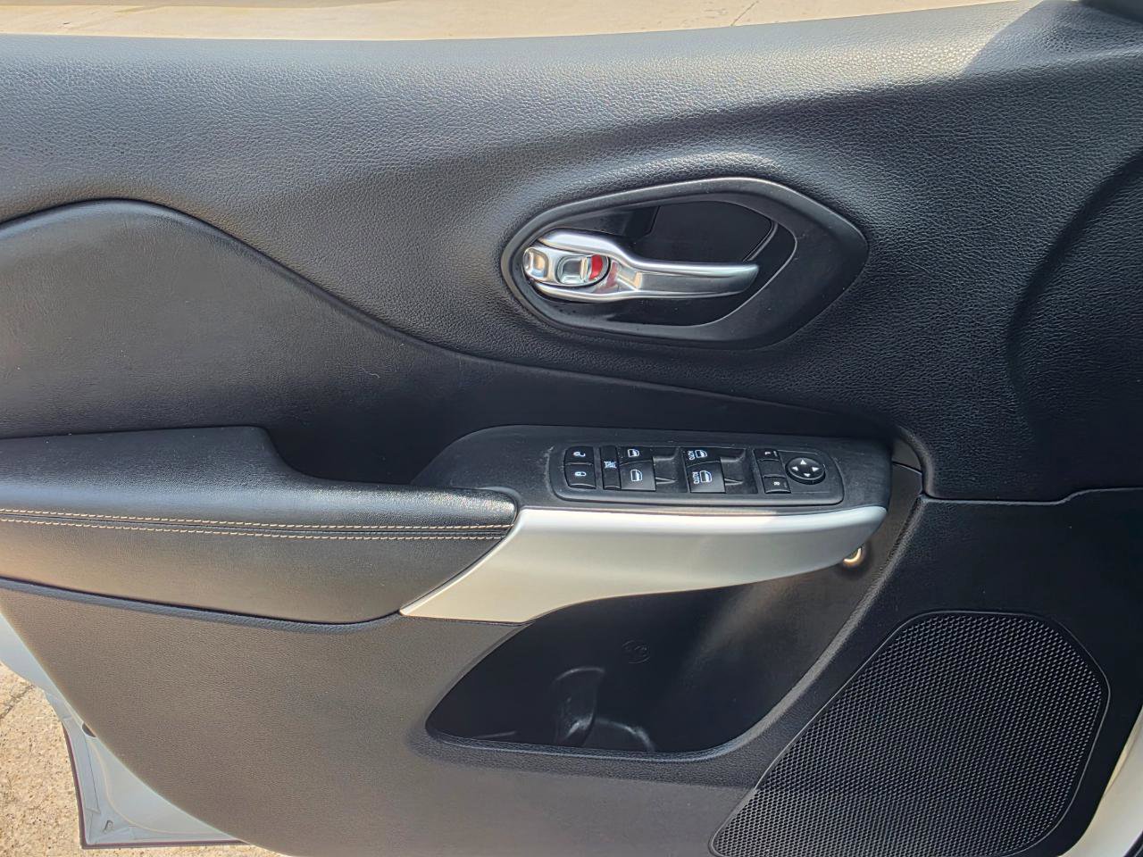 Used 2018 Jeep Cherokee Latitude Plus FWD image 10