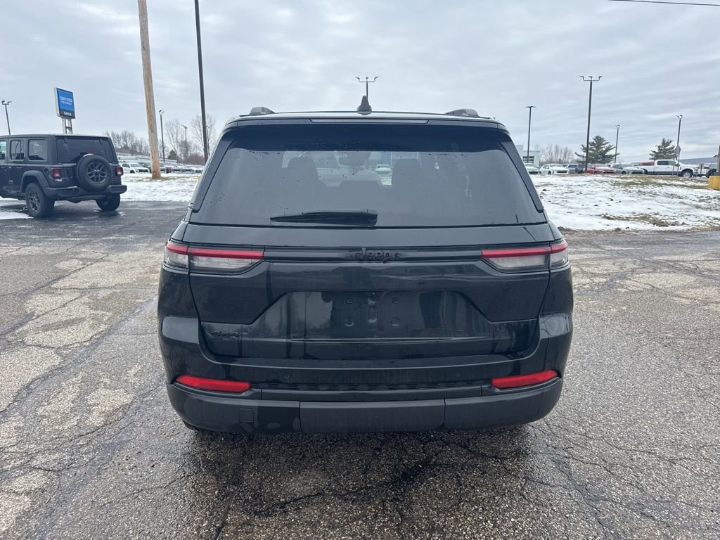 Used 2023 Jeep Grand Cherokee Altitude image 4