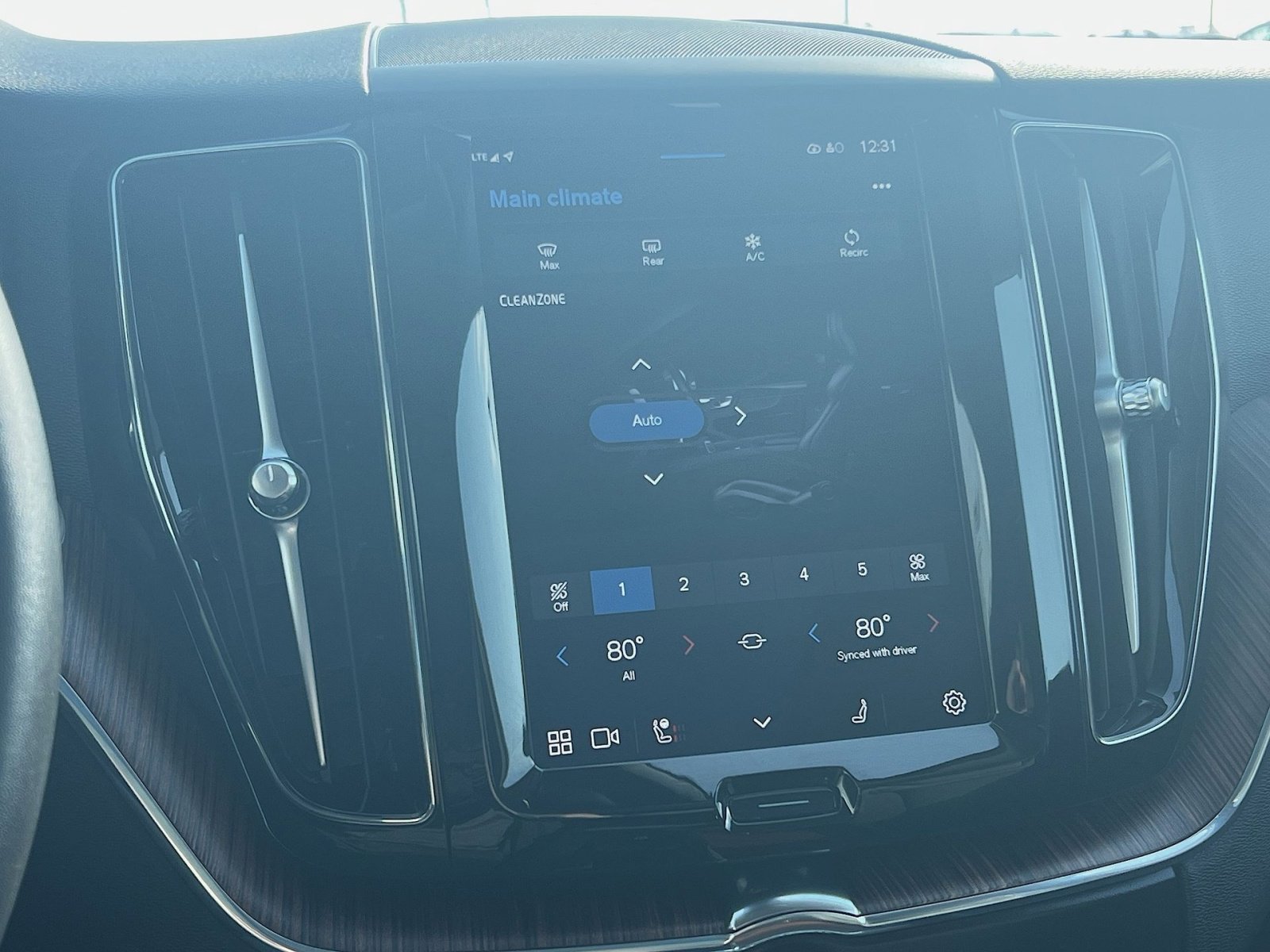 Certified 2023 Volvo XC60 B5 Plus w/ Climate Package image 21