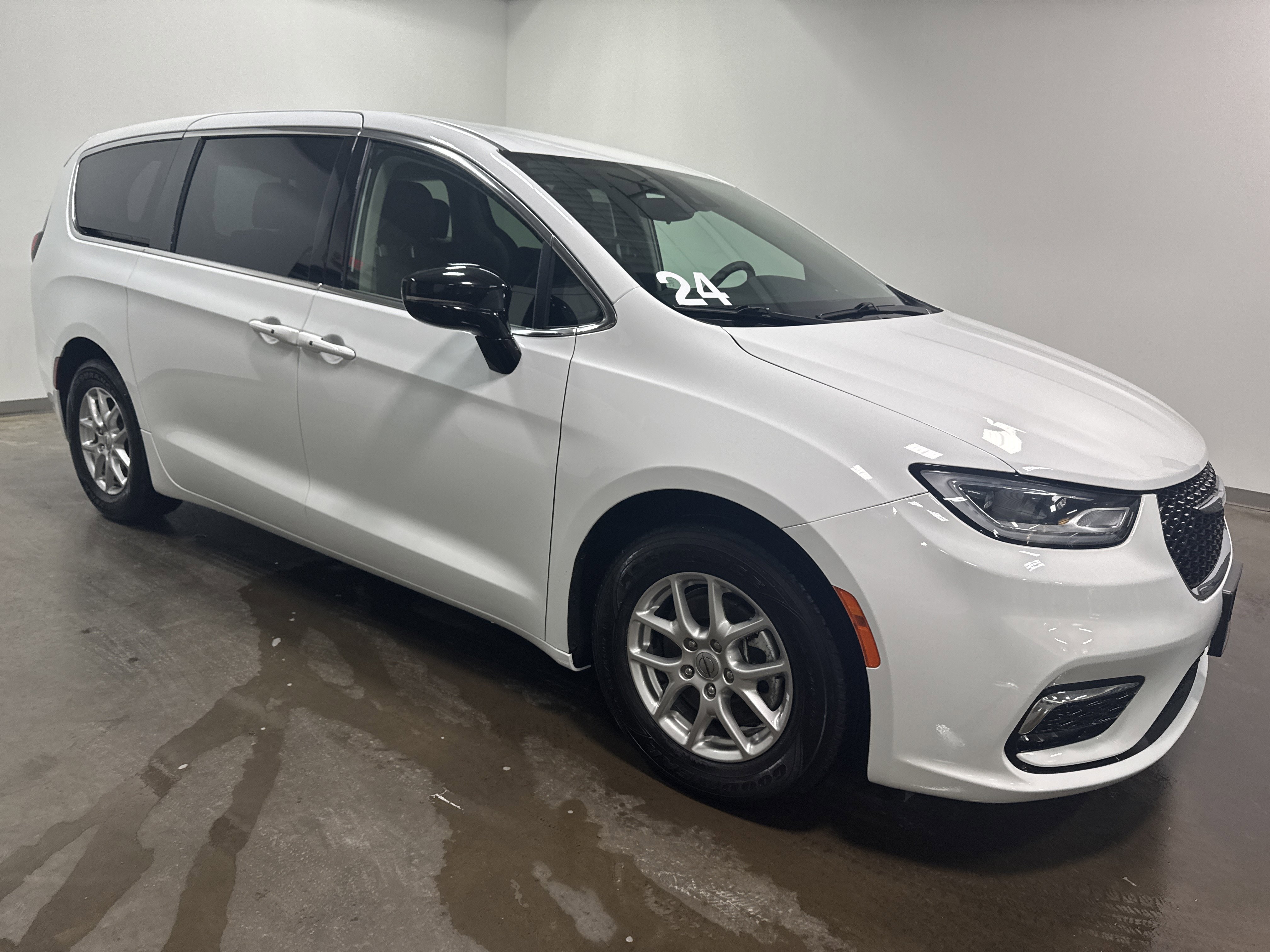Used 2024 Chrysler Pacifica Touring-L image 2
