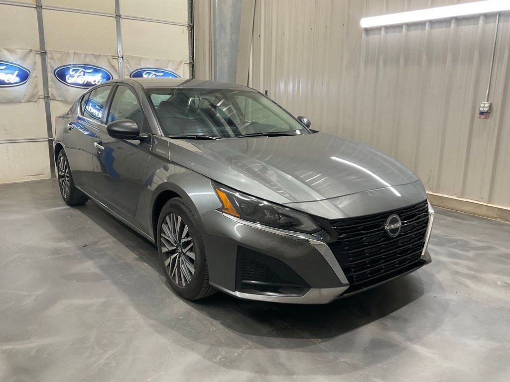 Used 2025 Nissan Altima 2.5 SV FWD image 1