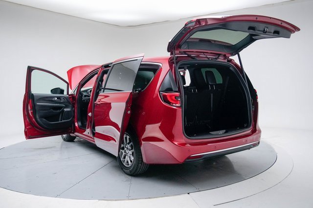 Used 2025 Chrysler Pacifica Select image 19