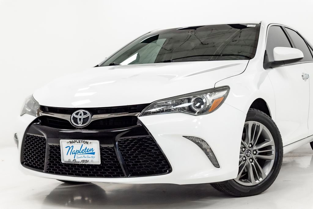 Used 2016 Toyota Camry SE image 2