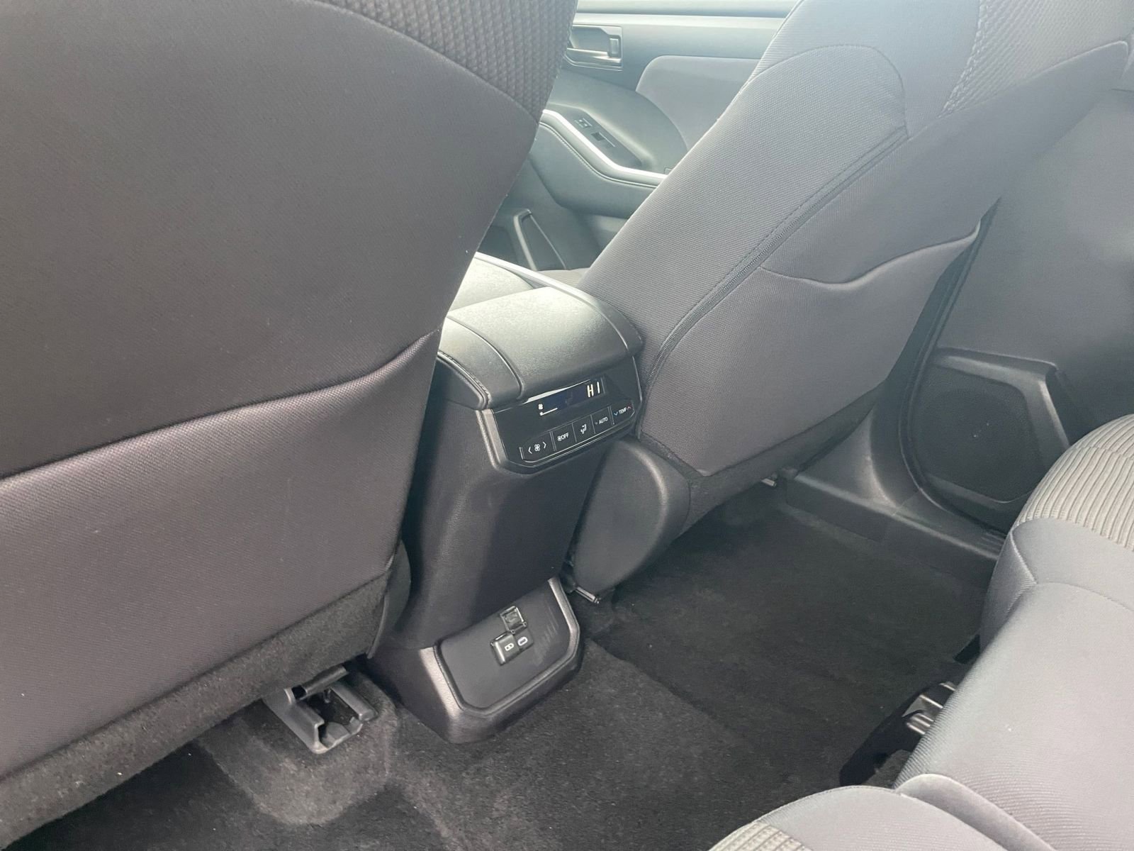 Used 2025 Toyota Highlander LE image 24