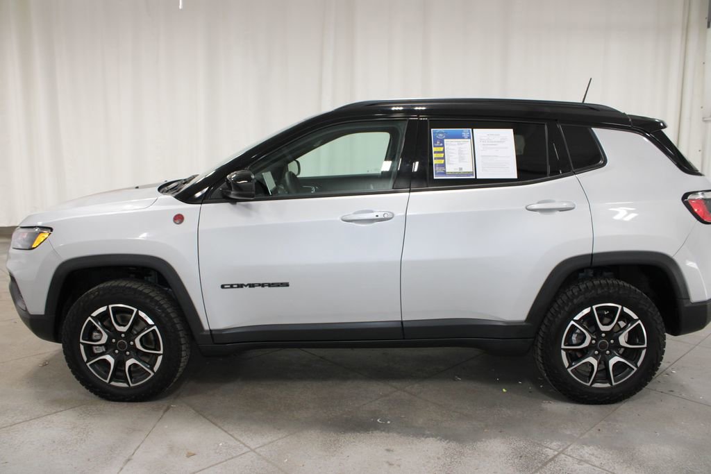 Used 2025 Jeep Compass Trailhawk AWD/4WD image 49