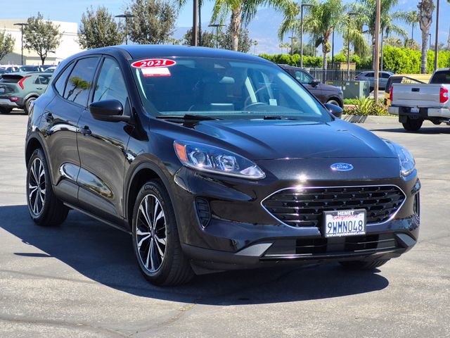 Used 2021 Ford Escape SE w/ SE Sport Appearance Package image 3