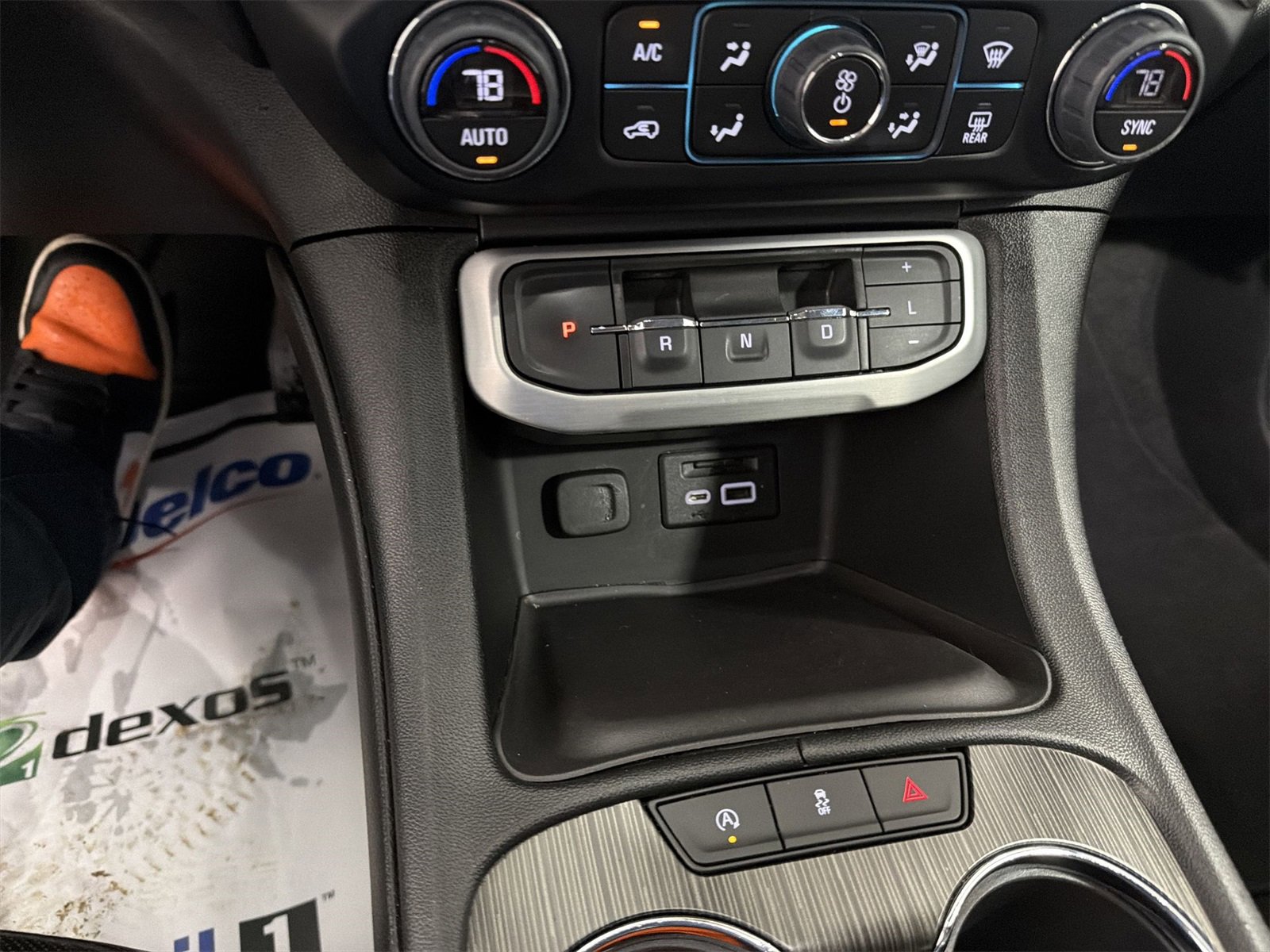 Used 2023 GMC Acadia SLT image 16