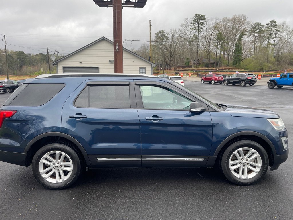Used 2017 Ford Explorer XLT w/ Equipment Group 202A FWD image 7