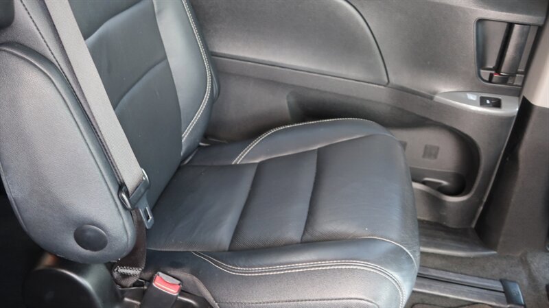 Used 2017 Toyota Sienna SE Premium FWD image 31