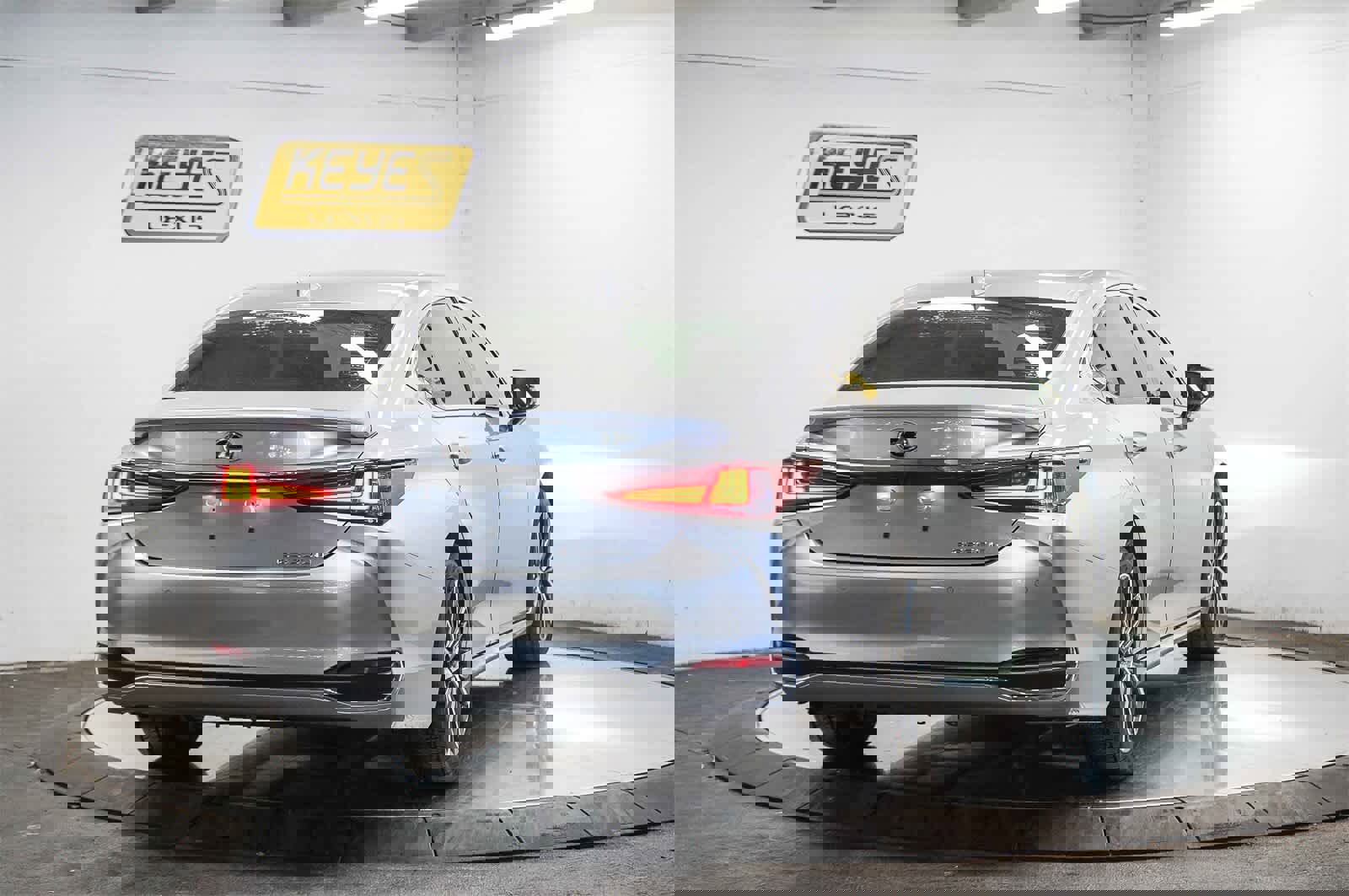 Used 2023 Lexus ES 300h w/ Premium Package image 4