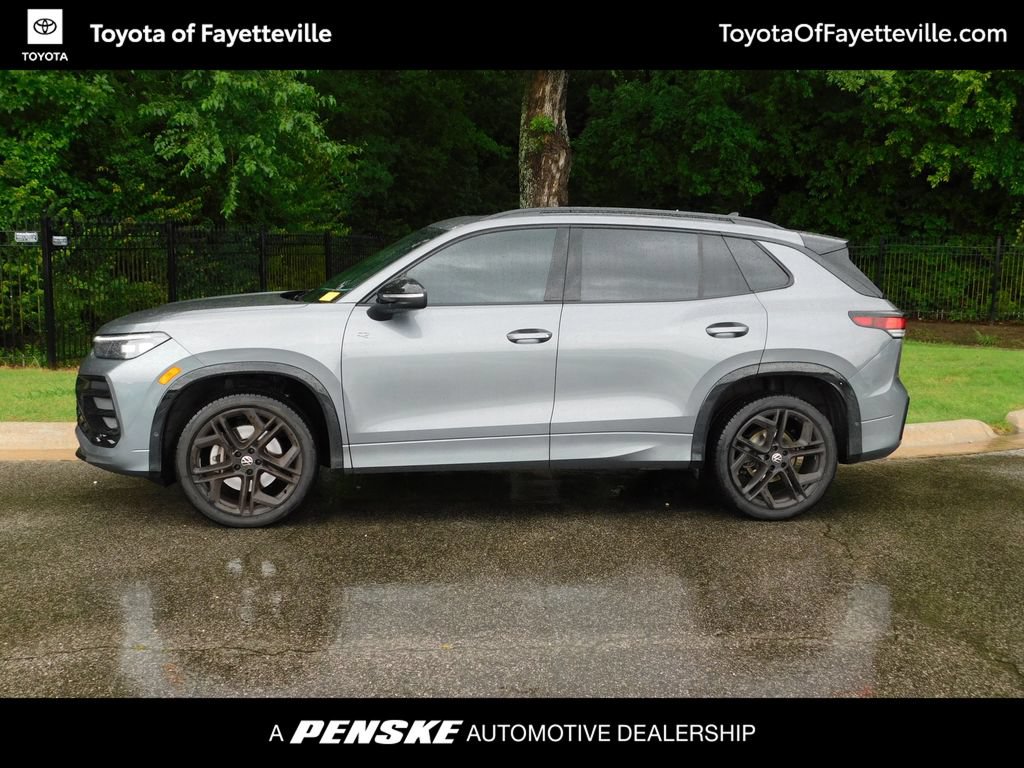 Used 2025 Volkswagen Tiguan SE R-Line AWD/4WD image 2