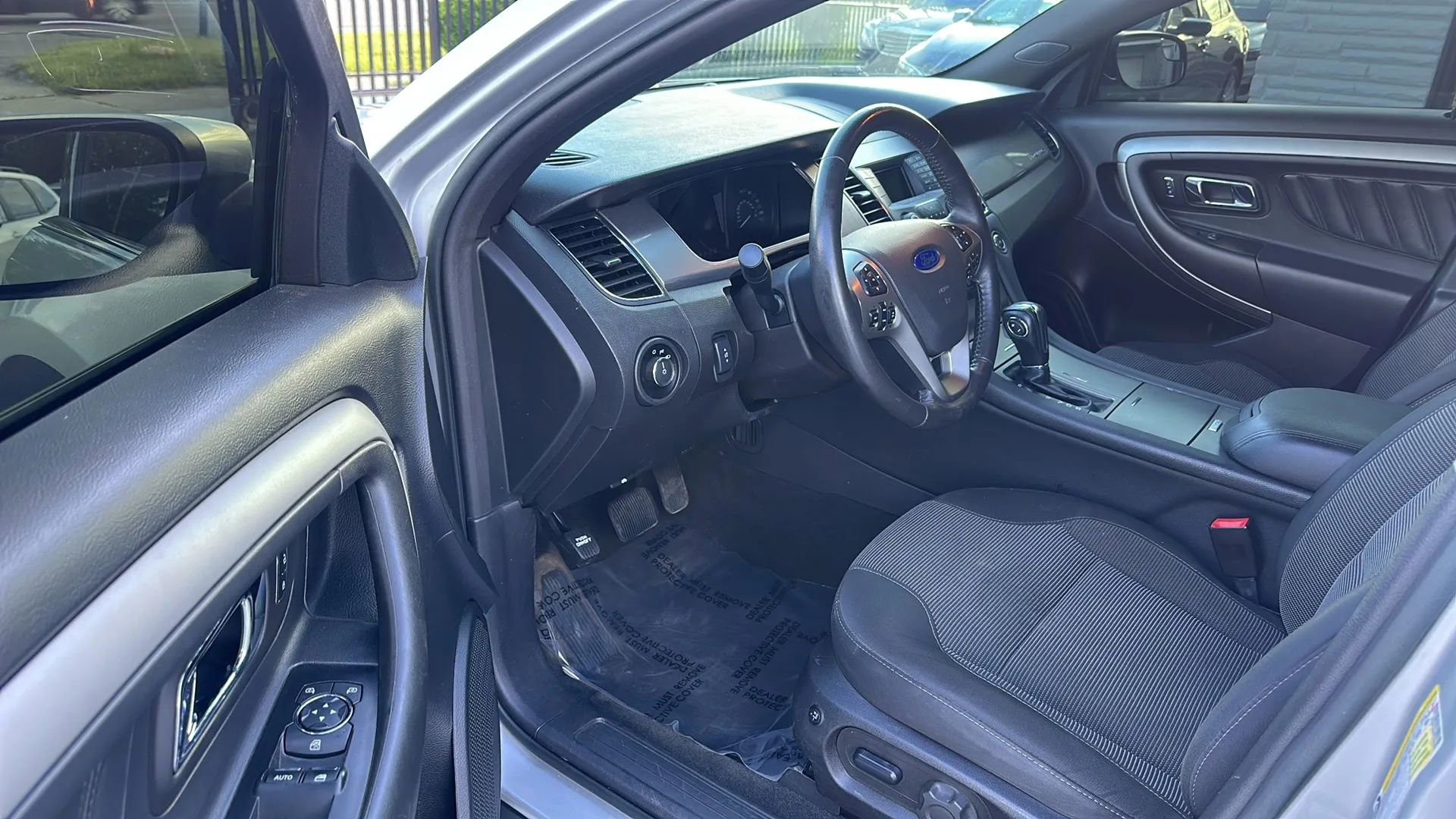 Used 2015 Ford Taurus SEL image 9