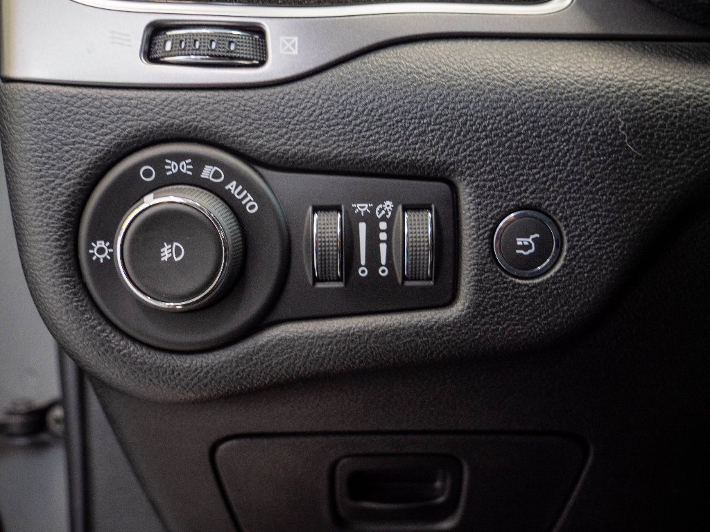 Used 2019 Jeep Cherokee Limited image 13