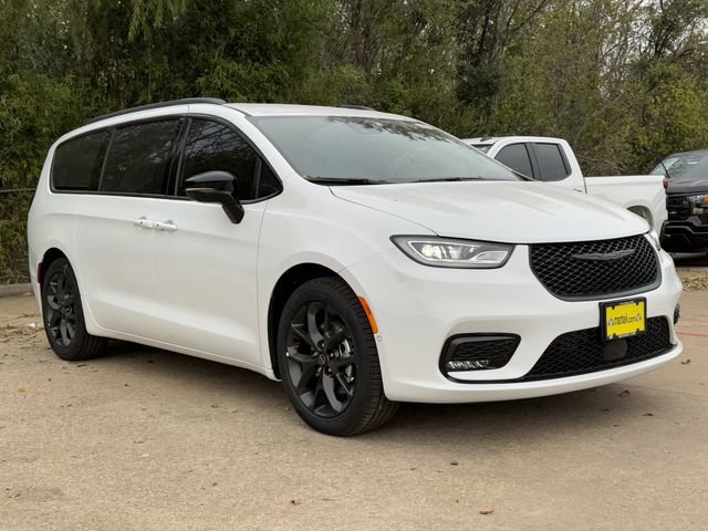 New 2026 Chrysler Pacifica Select w/ S Appearance Package image 2