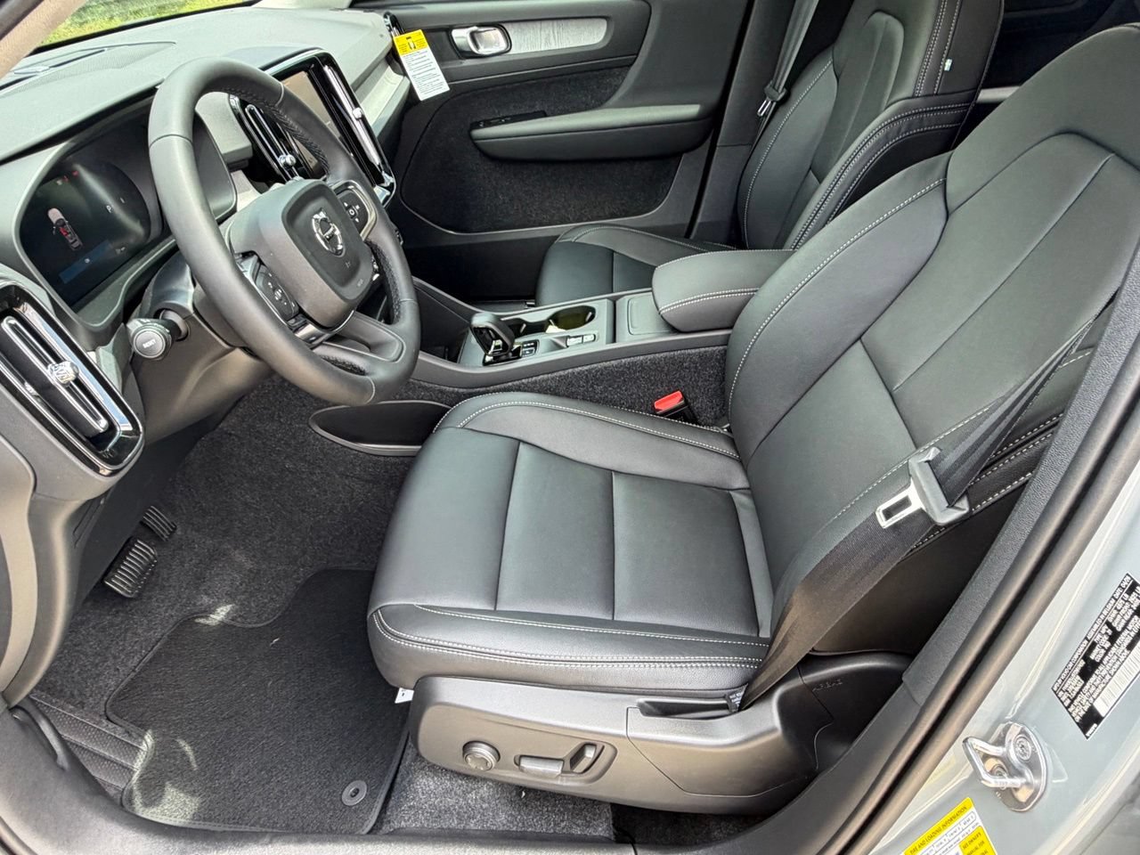 New 2026 Volvo XC40 B4 Core w/ Climate Package FWD image 19