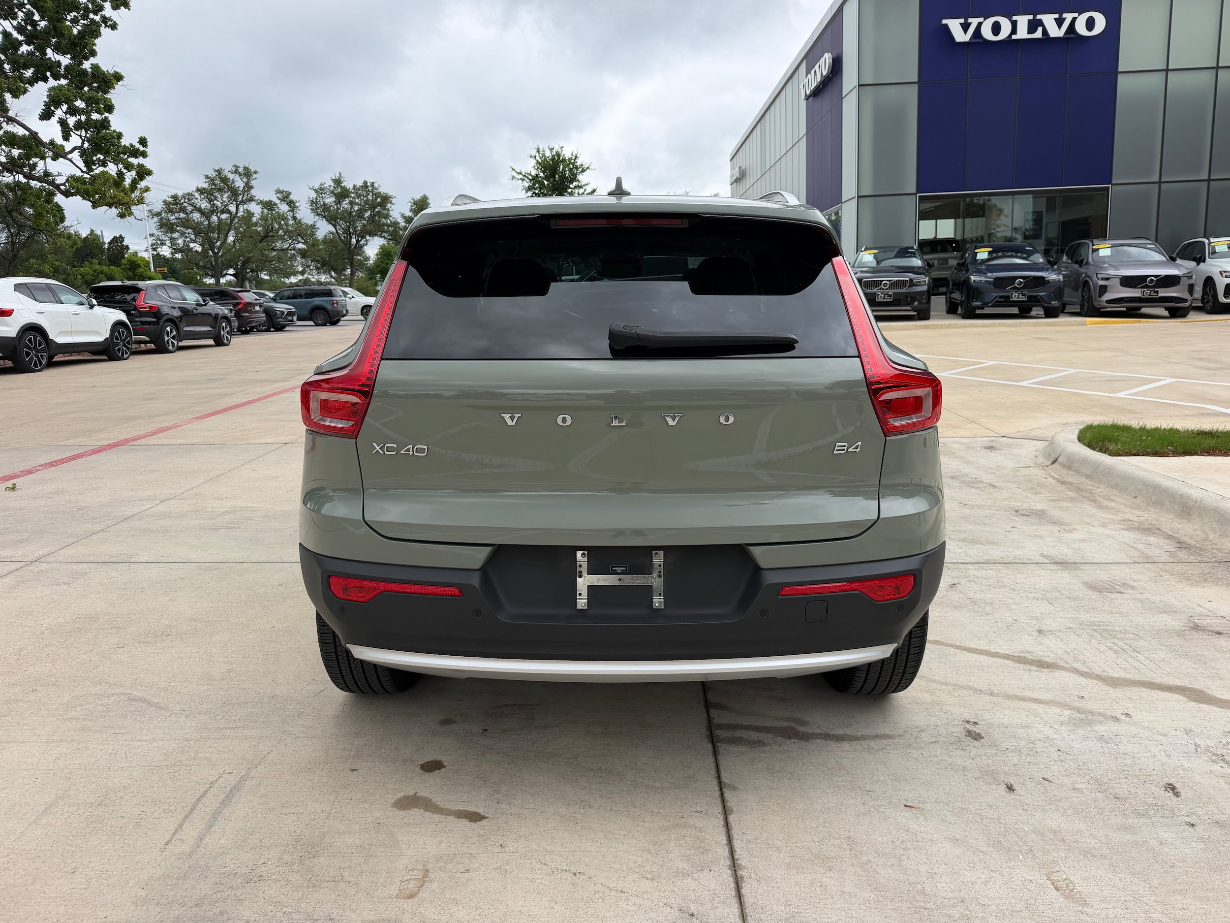 Certified 2023 Volvo XC40 B4 Plus w/ Driver Assist Package FWD image 5